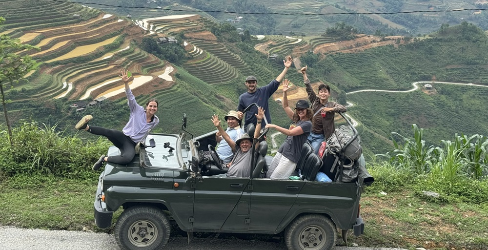 Xe Jeep mui trần đưa du khách khám phá những cung đường nguyên sơ và ngắm toàn cảnh núi rừng Sa Pa từ nhiều góc nhìn ấn tượng