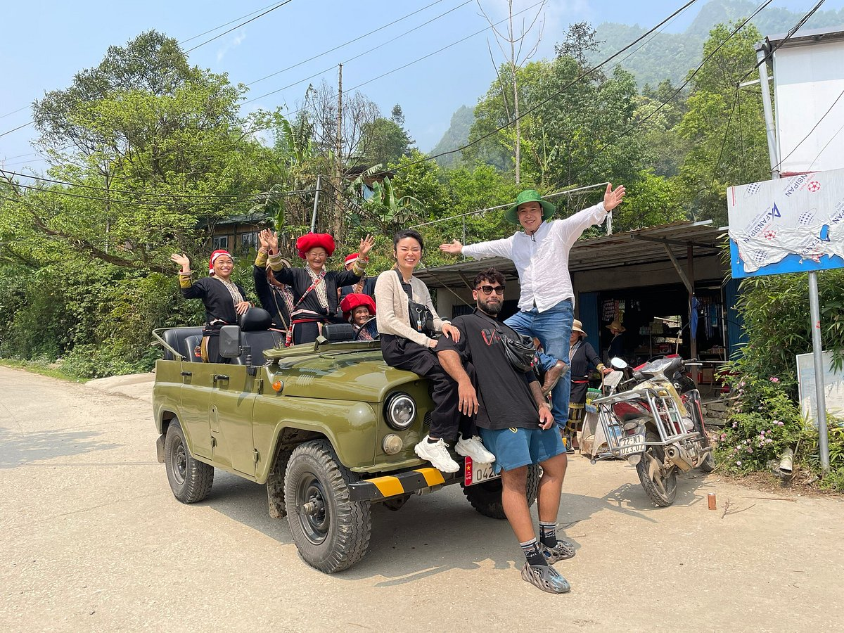Du khách trải nghiệm xe Jeep khám phá bản làng Sa Pa, băng qua những cung đường núi và ngắm nhìn ruộng bậc thang hùng vĩ