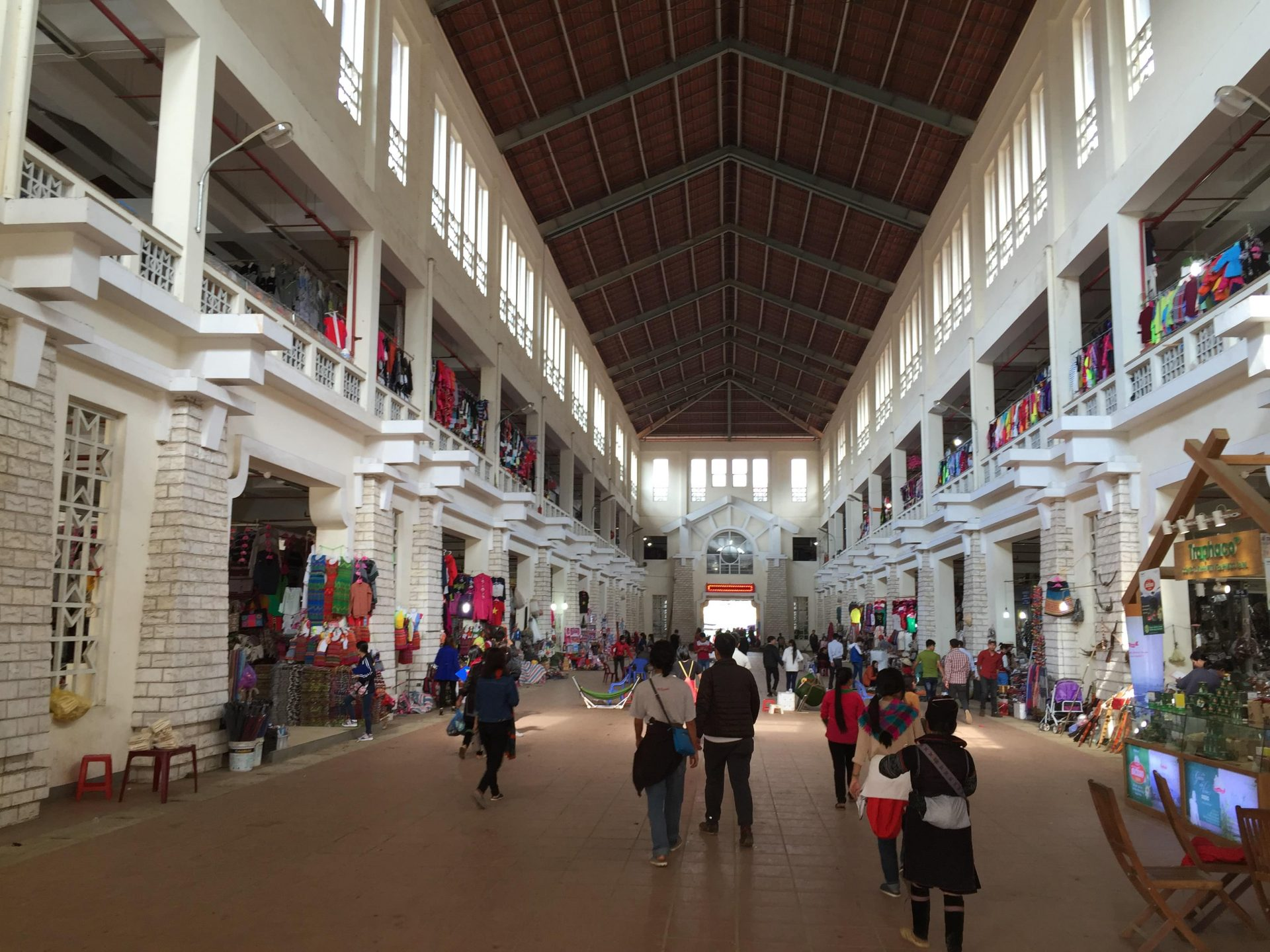 Chợ Sa Pa là không gian giao thương đặc trưng vùng cao, phù hợp để du khách lựa chọn làm quà