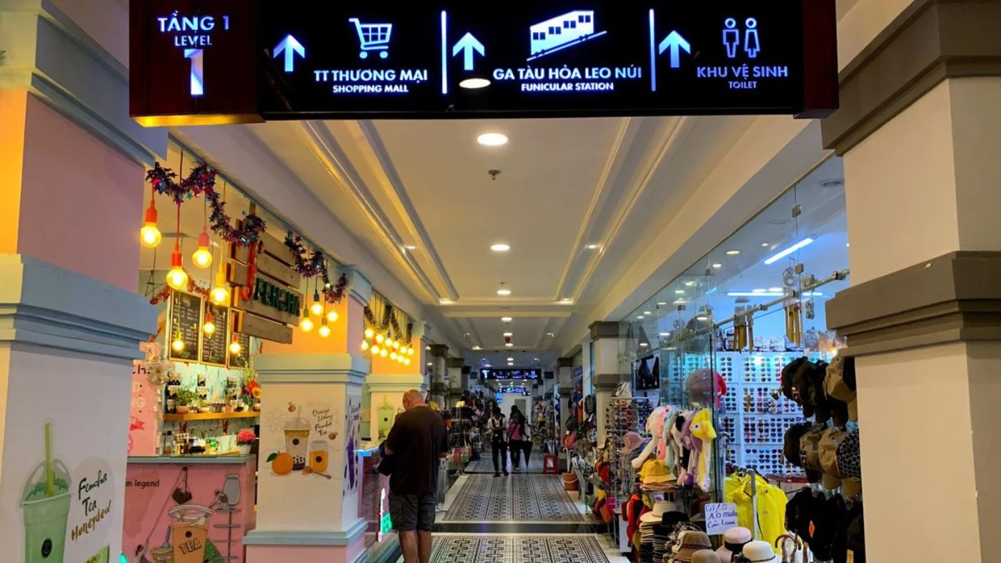 Du khách trải nghiệm mua sắm đa dạng tại Sun Plaza