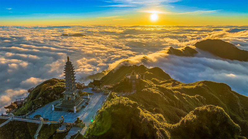 Khung cảnh tuyệt đẹp trên đỉnh Fansipan mùa hè