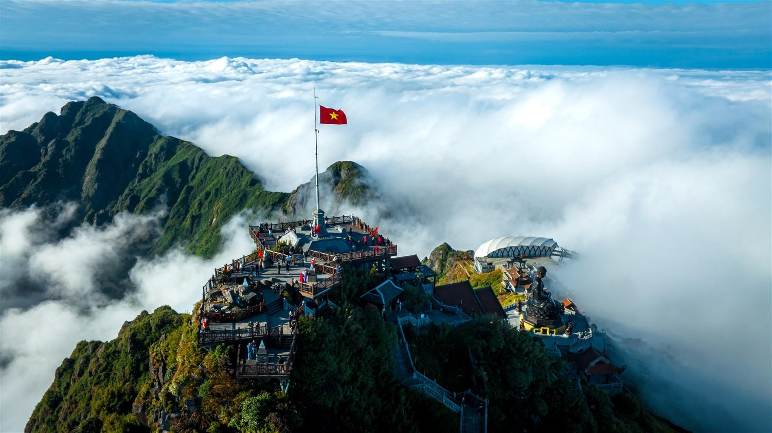 Khung cảnh biển mây sáng sớm trên đỉnh Fansipan