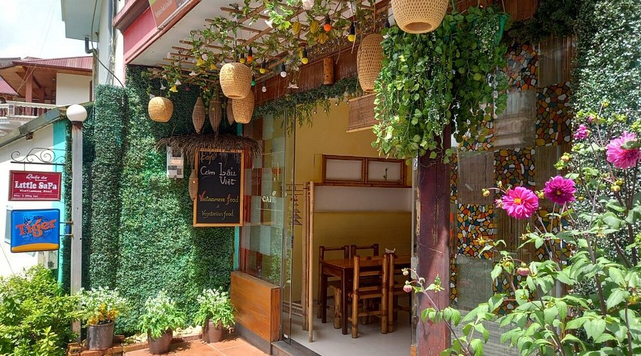 Little Sapa phục vụ đa dạng món ăn truyền thống, phù hợp cho gia đình và nhóm bạn khi du lịch Sa Pa