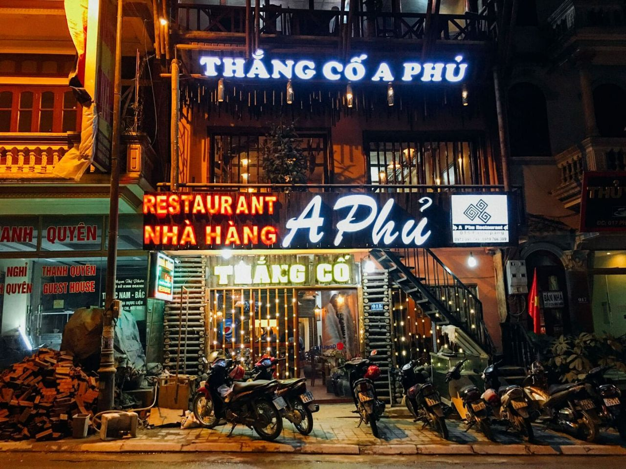 Không gian ấm cúng tại Nhà hàng A Phủ mang đến trải nghiệm thưởng thức ẩm thực Tây Bắc đậm đà hương vị bản địa