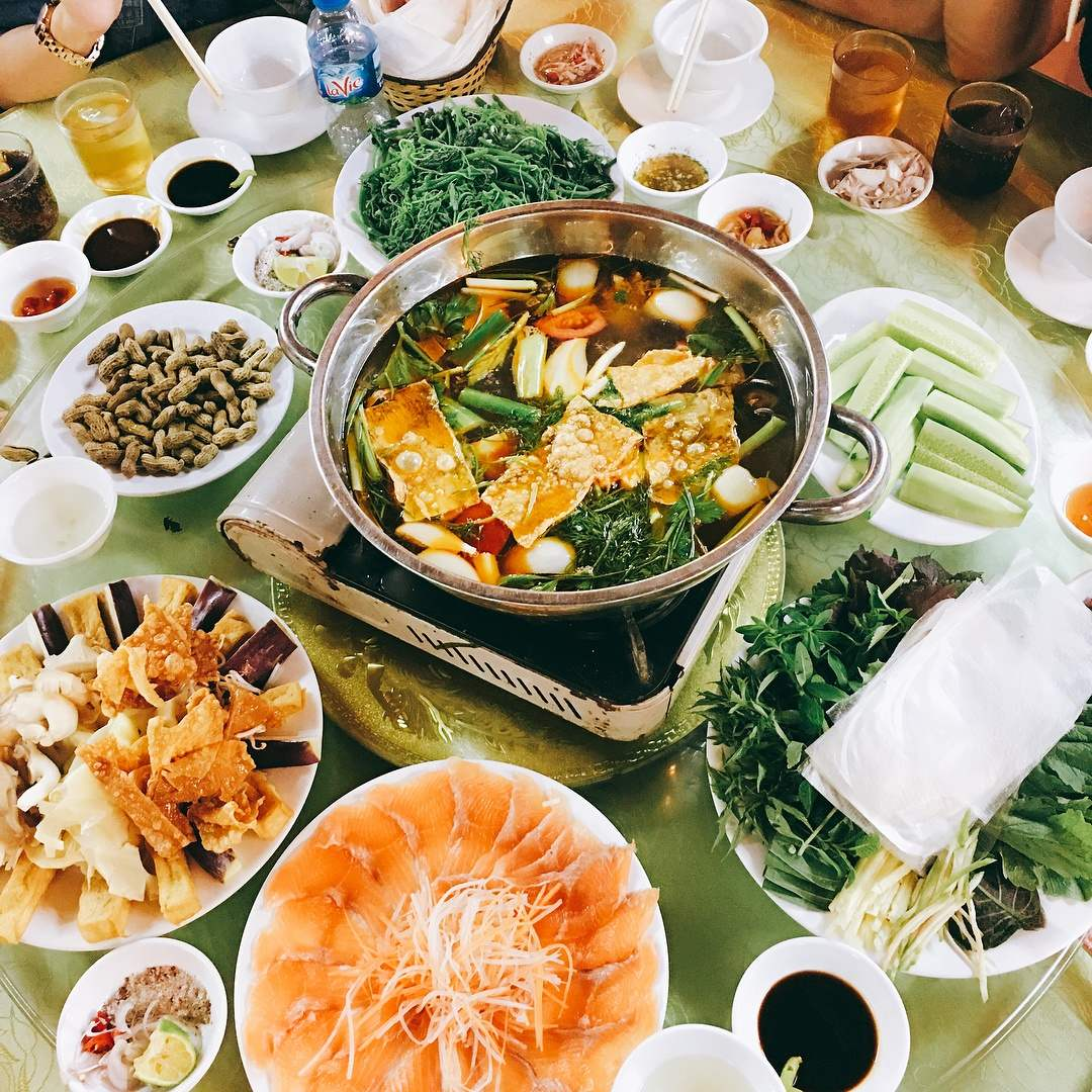 Nhà hàng Hoa Đồng Tiền phục vụ các món cơm gia đình và đặc sản Tây Bắc với mức giá hợp lý ngay tại trung tâm Sa Pa