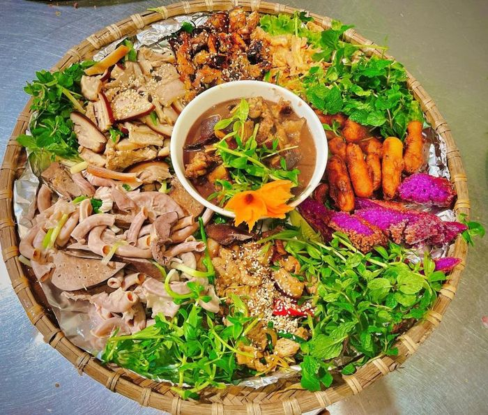 Quán cơm bình dân gần Fansipan là lựa chọn phù hợp để nạp năng lượng trước hoặc sau hành trình khám phá Sun World Fansipan Legend
