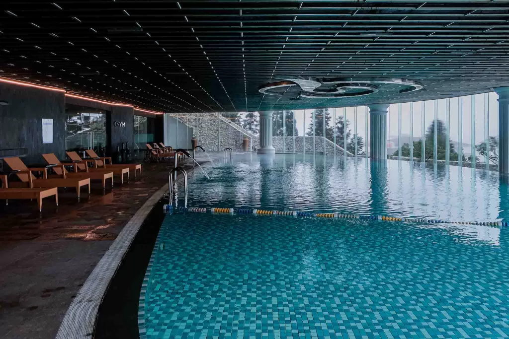 Silk Path Grand Resort & Spa Sa Pa kết hợp hồ bơi trong nhà, spa cao cấp và khuôn viên xanh mát cho kỳ nghỉ thư giãn 