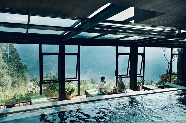 Resort Sa Pa có hồ bơi trong nhà mang đến không gian nghỉ dưỡng sang trọng, phù hợp để thư giãn giữa tiết trời mát mẻ vùng cao 