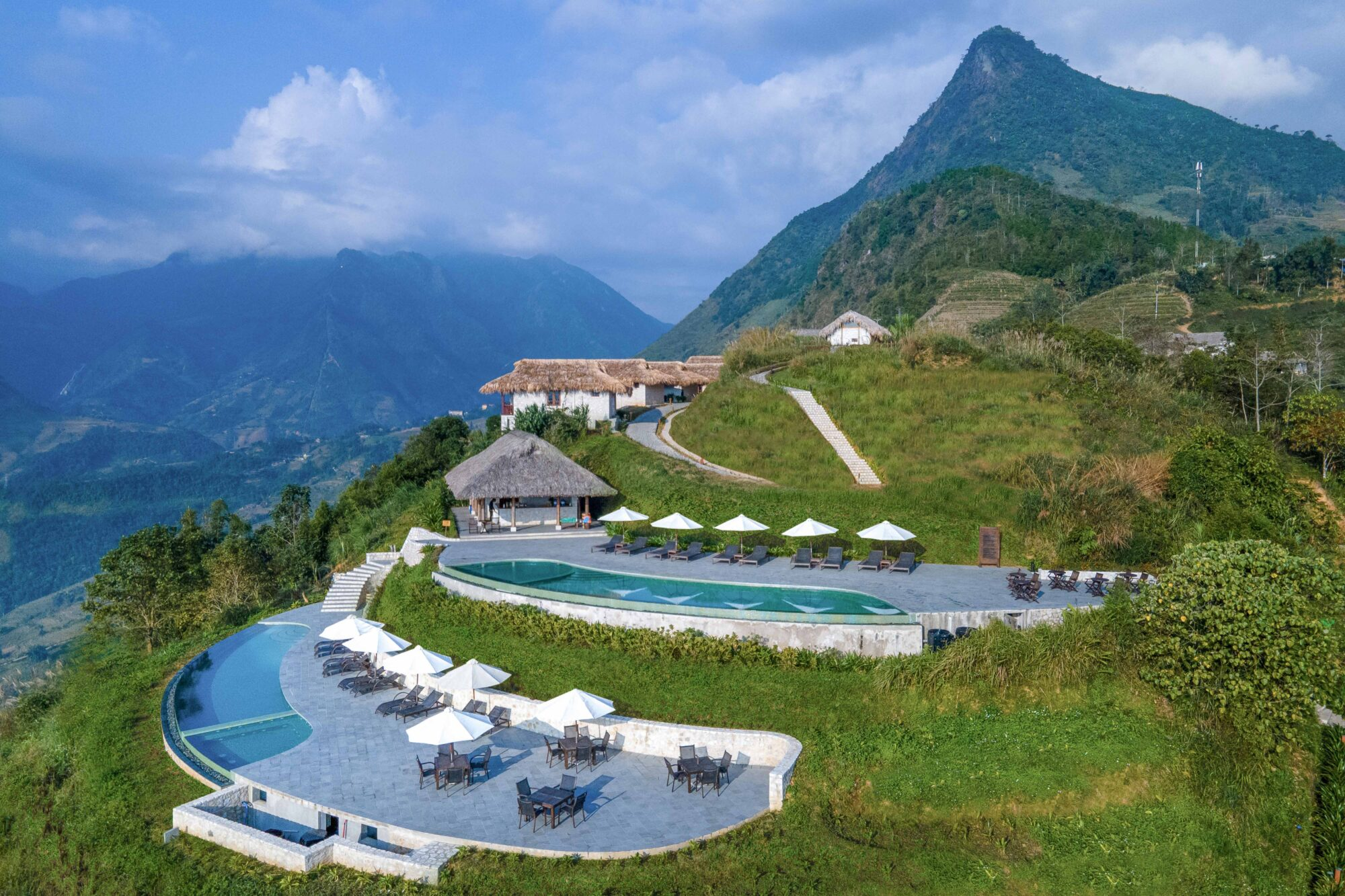 Topas Ecolodge nổi bật với hồ bơi vô cực nước nóng hướng thung lũng, mang đến trải nghiệm nghỉ dưỡng giữa thiên nhiên Tây Bắc 