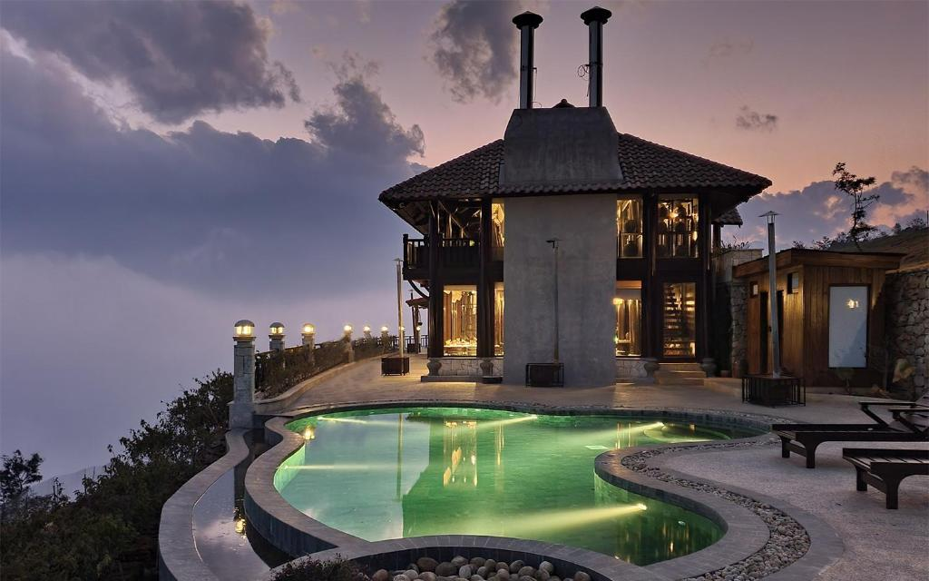 Ville De Mont Mountain Resort Sa Pa sở hữu hồ bơi nước nóng và tầm nhìn hướng dãy Hoàng Liên Sơn hùng vĩ