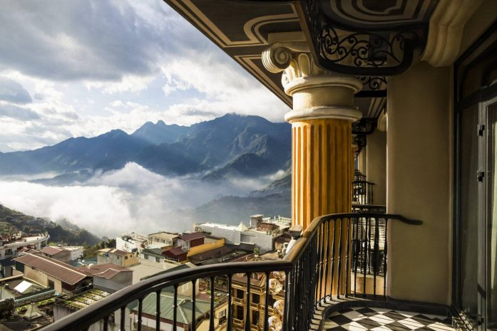 Du khách có thể ngắm toàn cảnh núi rừng Hoàng Liên Sơn hùng vĩ từ phòng nghỉ tại Hotel de la Coupole