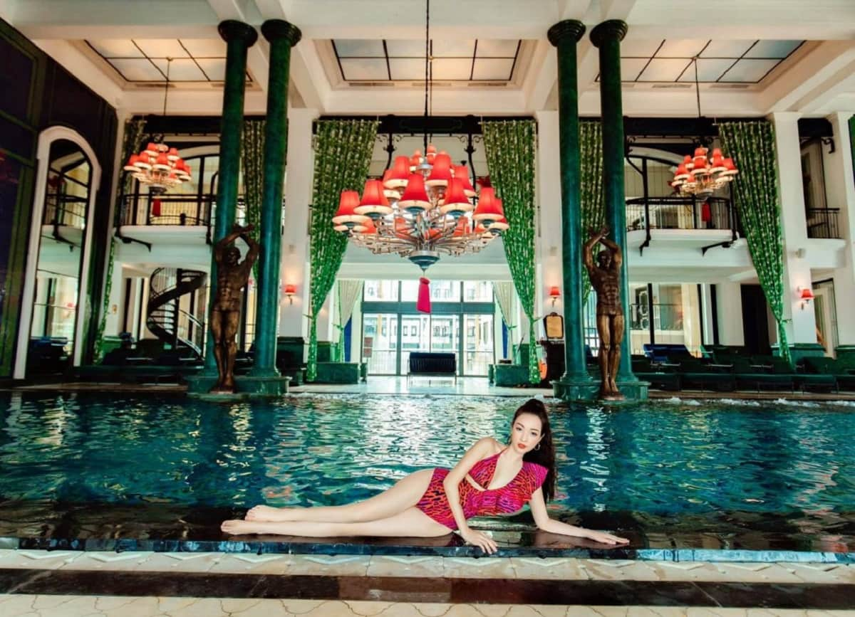 Du khách trải nghiệm bể bơi trong nhà tại Hotel de la Coupole