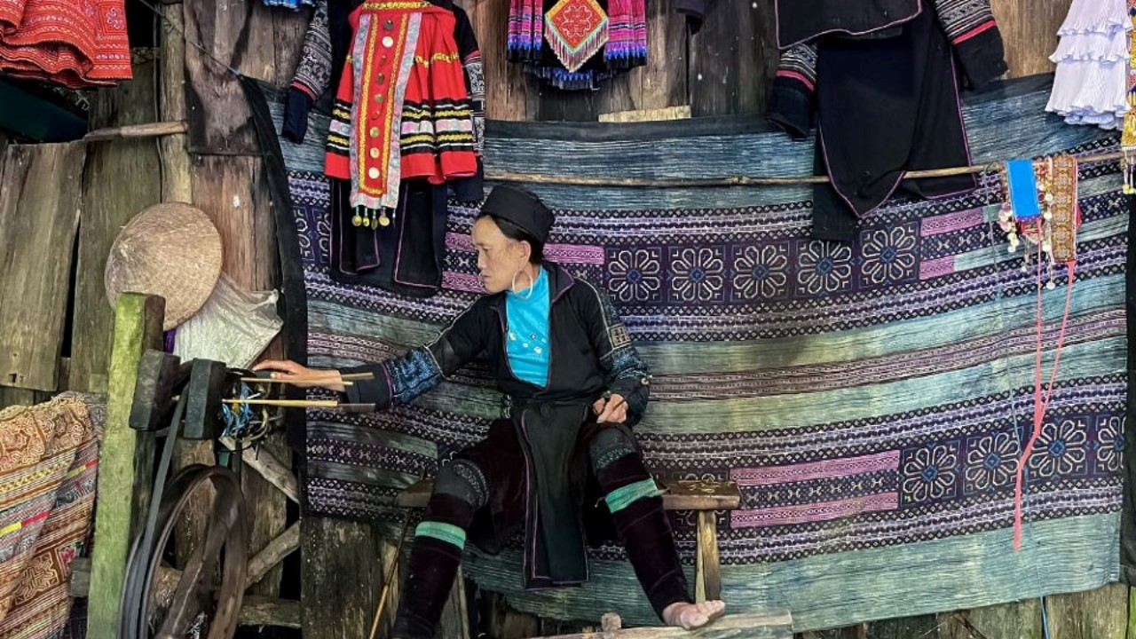 Du khách có thể khám phá và trải nghiệm các sản phẩm thổ cẩm tại Bản Cát Cát