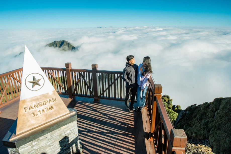 Du khách thành công chinh phục đỉnh Fansipan