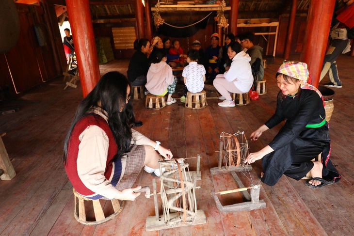 Du khách trải nghiệm làm nghề thủ công tại Bản Mây Fansipan