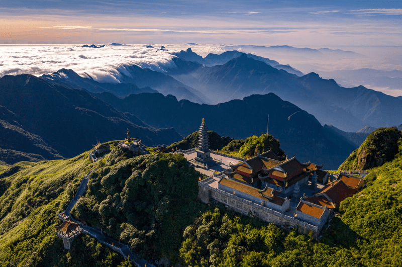 Khung cảnh màu hè tuyệt đẹp trên đỉnh Fansipan