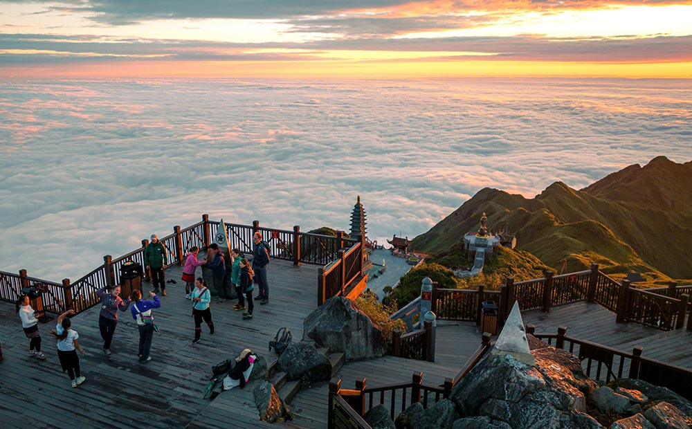 Du khách nên khởi hành từ sáng sớm để có một ngày khám phá trọn vẹn các điểm tham quan