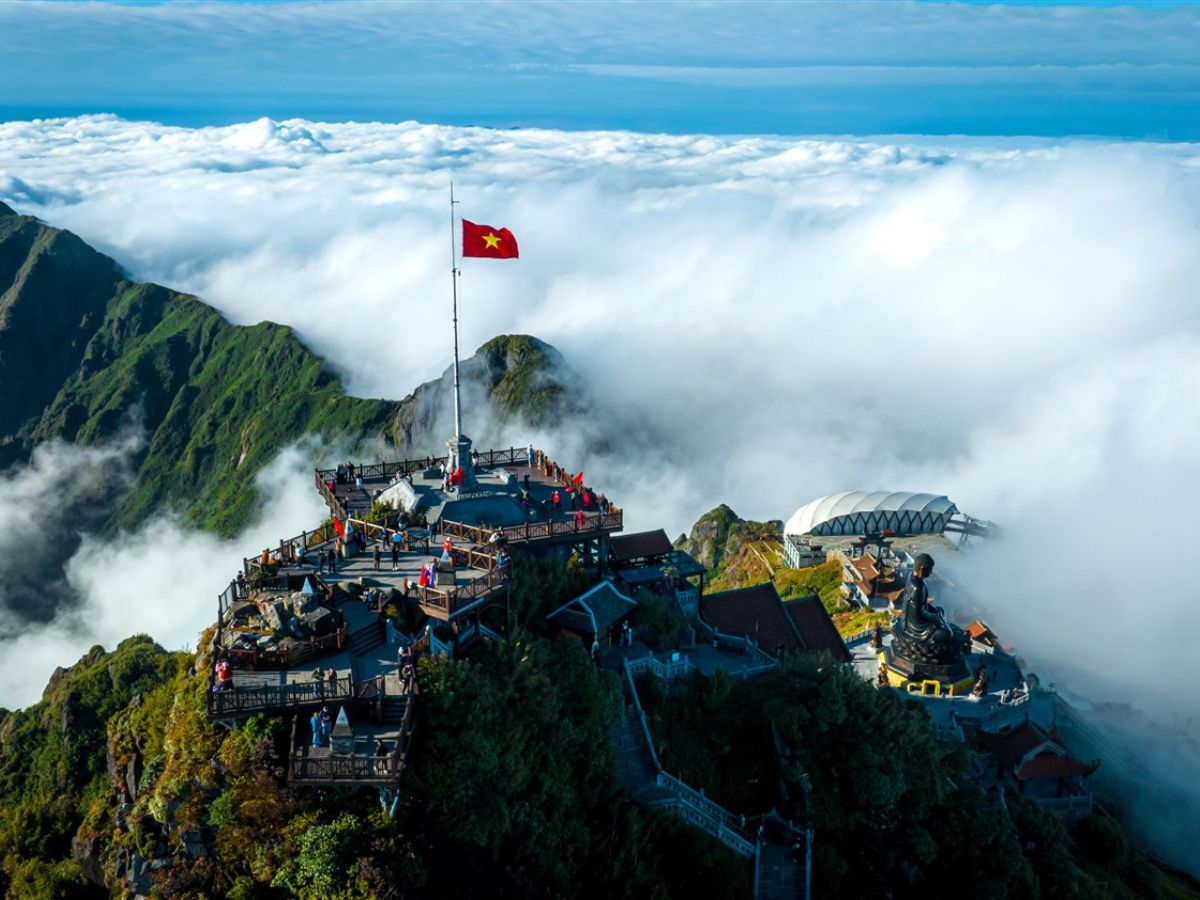 Biển mây mùa hè trên đỉnh Fansipan