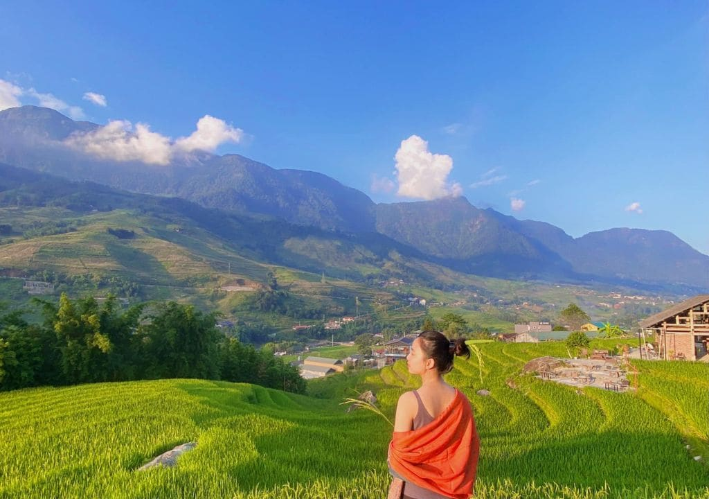 Du khách trải nghiệm trekking và khám phá vẻ đẹp thiên nhiên của Thung lũng Mường Hoa
