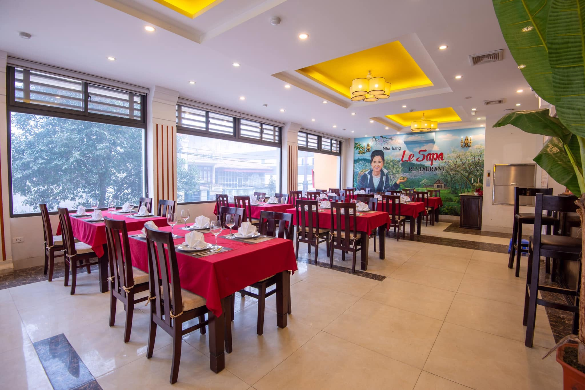 Le Bordeaux Sa Pa Hotel mang phong cách kiến trúc Á Đông thanh lịch và phục vụ bữa sáng hấp dẫn mỗi ngày. 