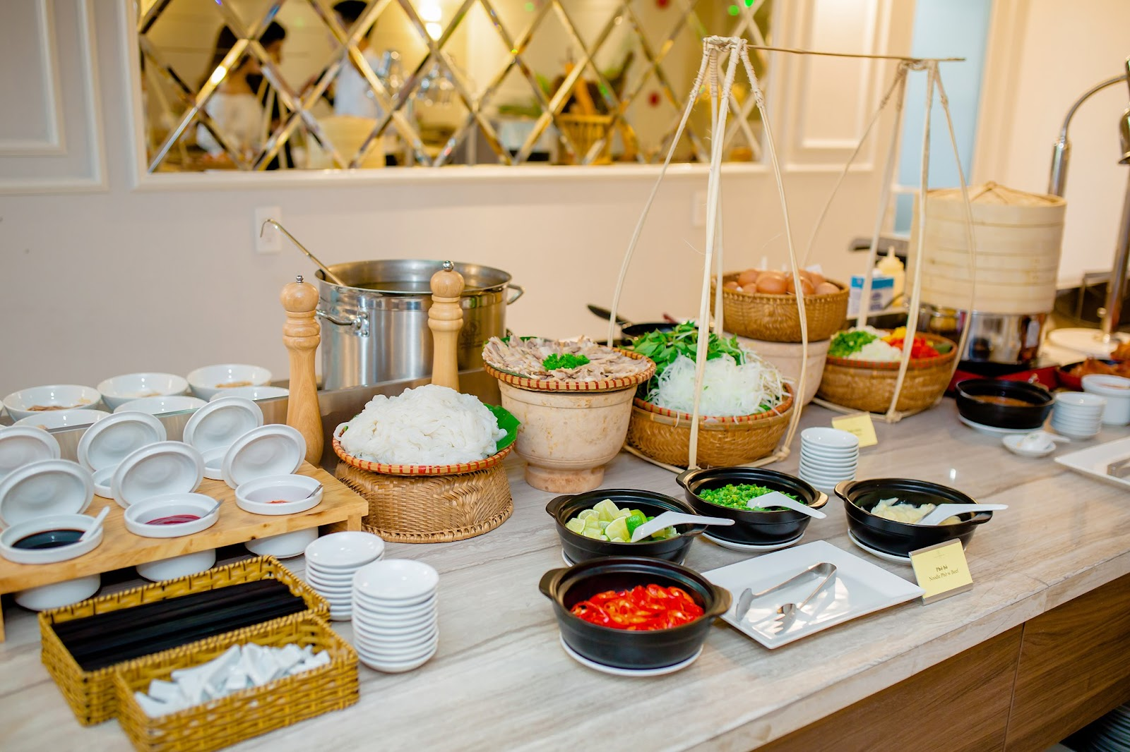 Bữa sáng buffet đa dạng giúp du khách nạp đầy năng lượng trước hành trình khám phá Sa Pa. 