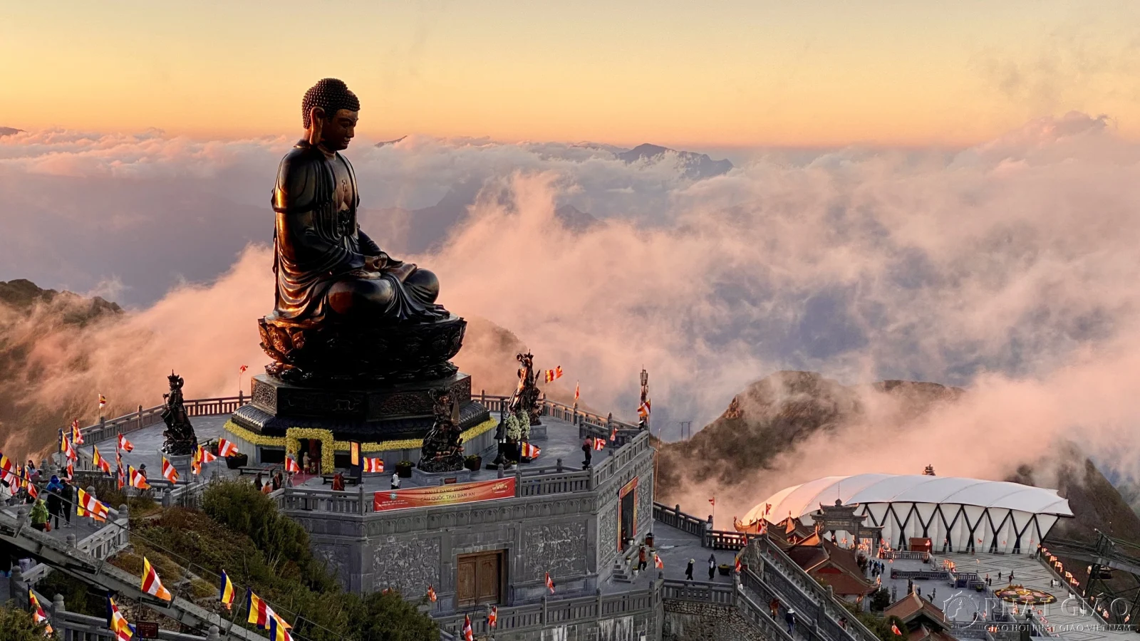 Đại Tượng Phật A Di Đà uy nghi giữa biển mây