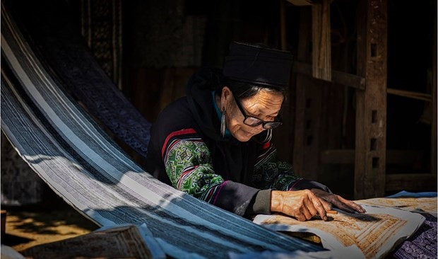 Nhuộm chàm là nghề thủ công truyền thống gắn liền với dân tộc H’Mông và Dao Đỏ