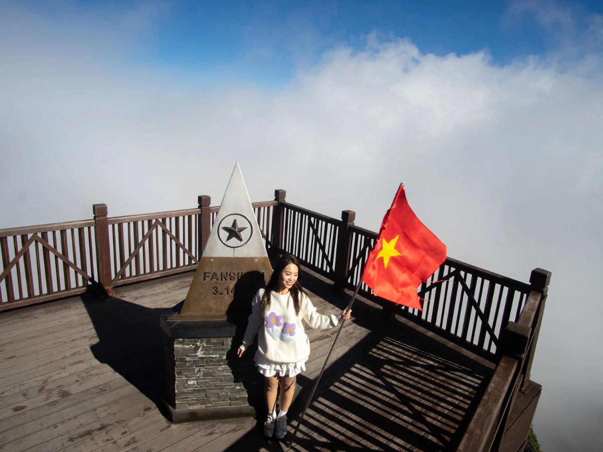 Du khách check in giữa biển mây trên đỉnh Fansipan
