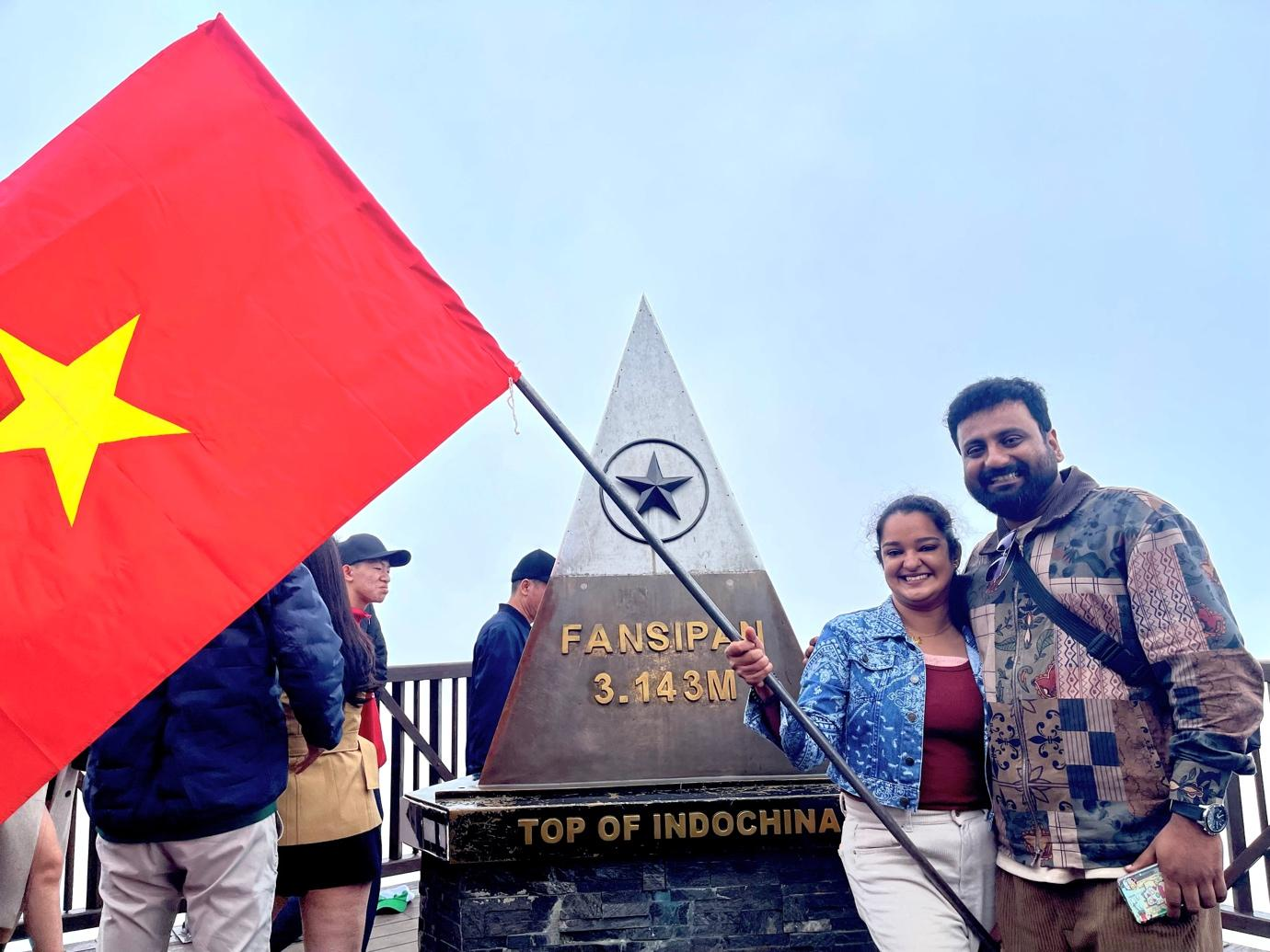 Du khách check-in tại cột mốc 3.143 m