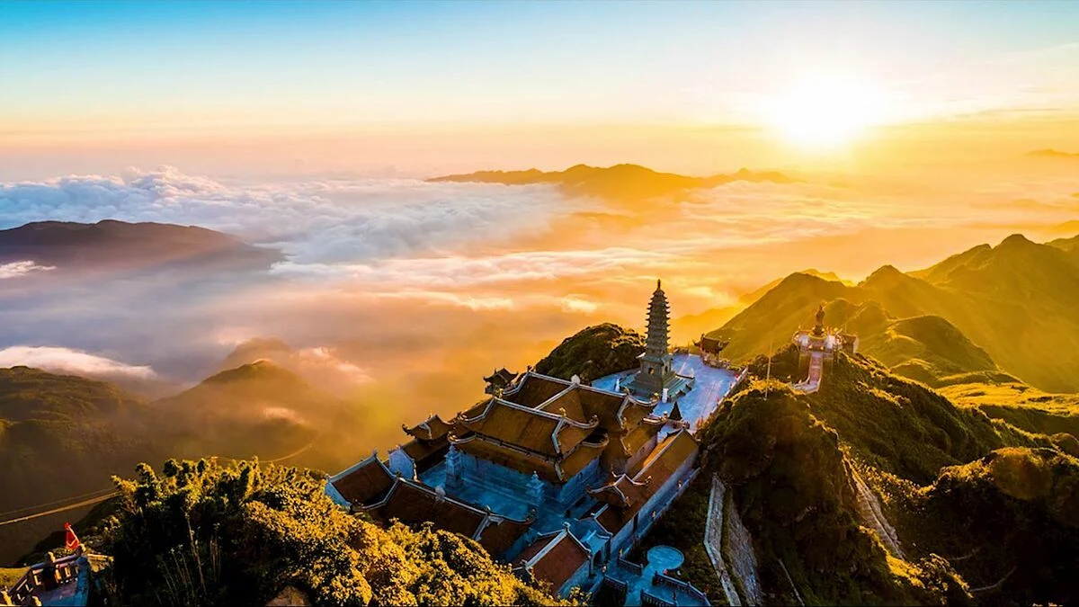 Mùa hè là thời điểm lý tưởng để du khách tham quan đỉnh Fansipan