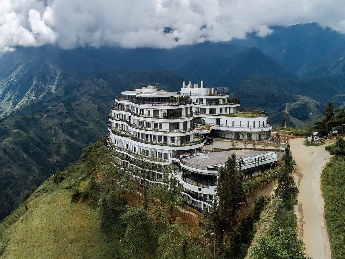 Khu ngoài trời Pao’s Sa Pa Leisure Hotel ôm mây núi, lý tưởng thư giãn.
