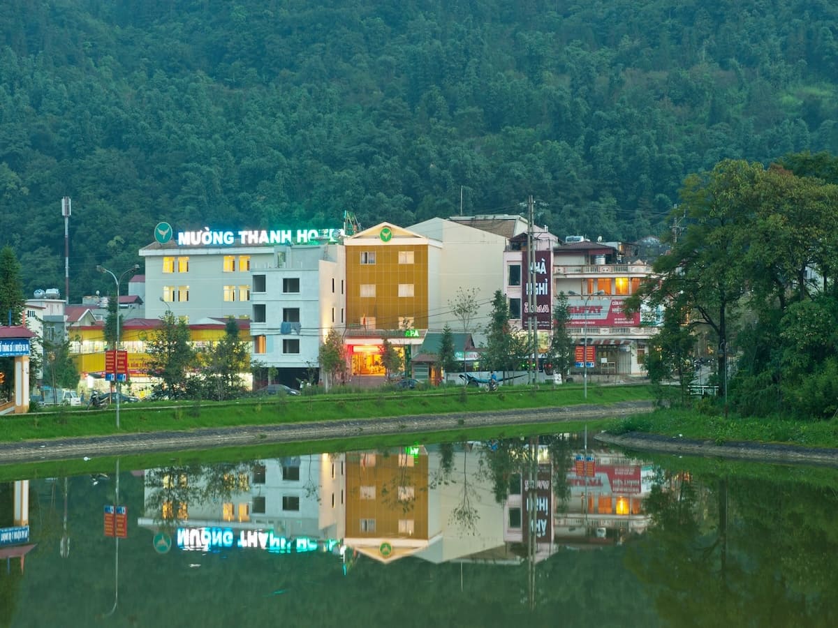 Muong Thanh Sa Pa Hotel nằm gần hồ, thuận tiện khám phá trung tâm Sa Pa.