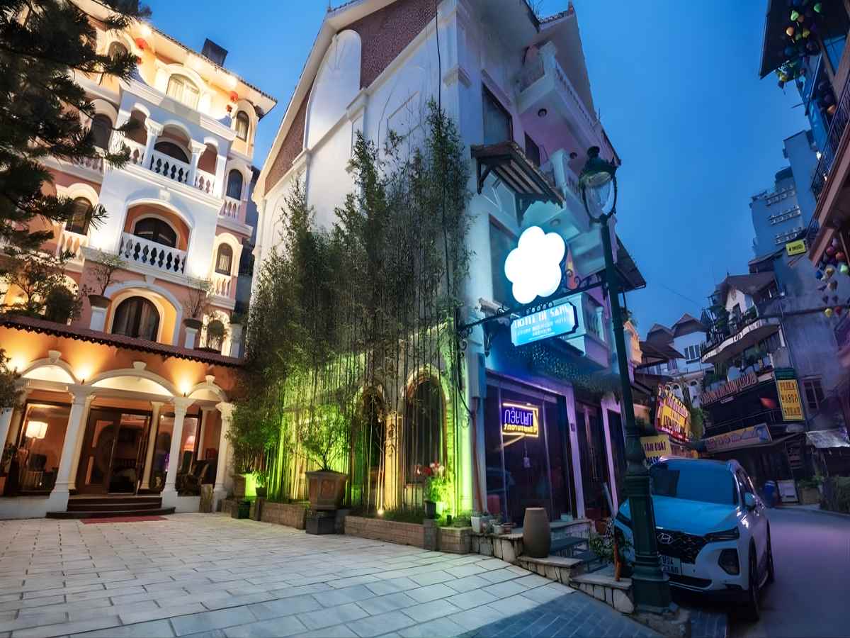 Khách sạn De Sa Pa rực sáng giữa phố Mường Hoa, trung tâm Sa Pa nhộn nhịp. 