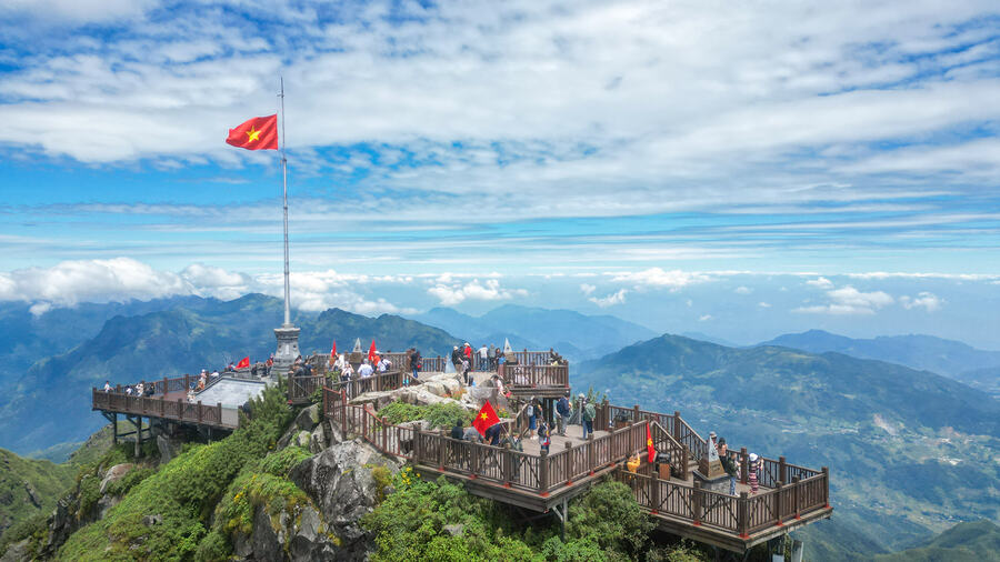 Từ De Sa Pa, du khách dễ kết nối Sun World Fansipan Legend giữa mây núi. 