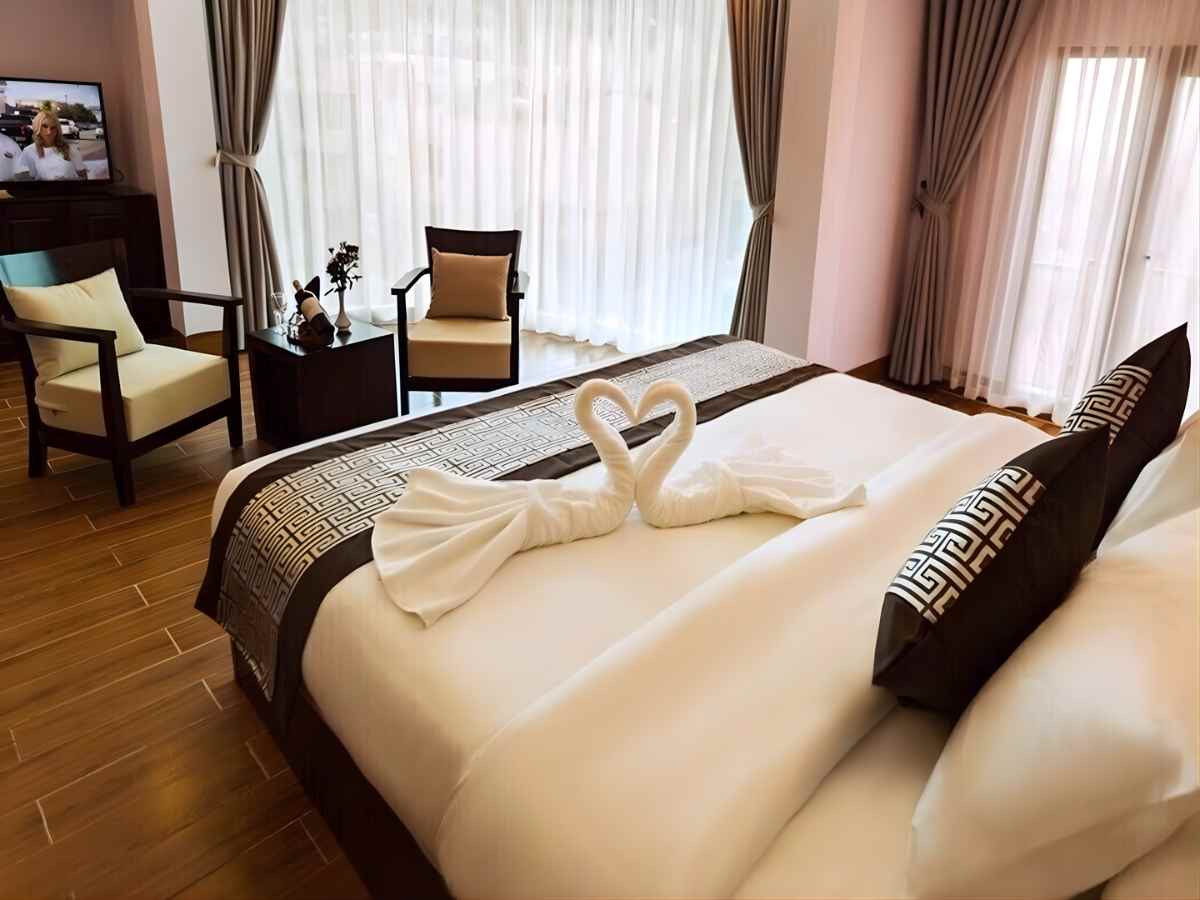 Phòng nghỉ Le Bordeaux Sa Pa gọn gàng, điểm nhấn khăn thiên nga đầy tinh tế.