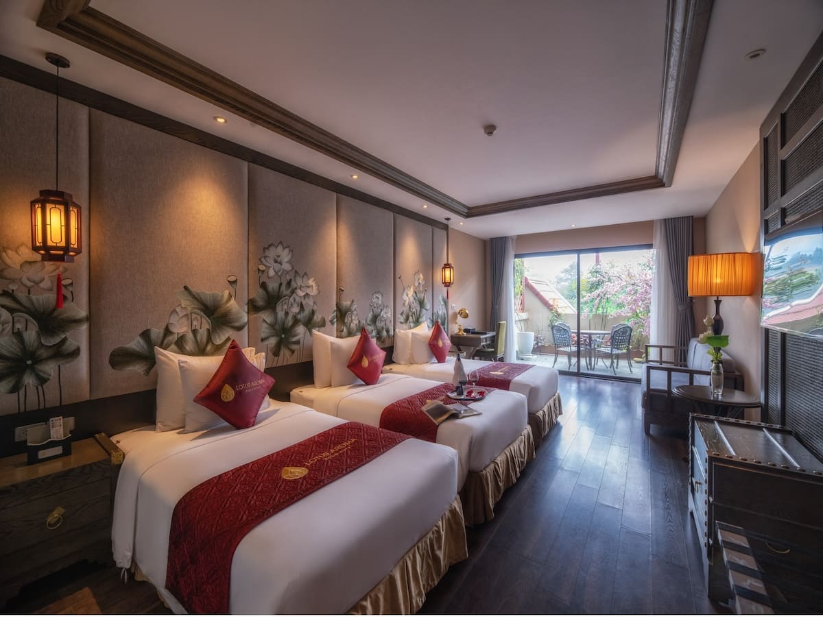 Các hạng phòng rộng rãi tại Sa Pa mở tầm nhìn núi rừng, phù hợp nghỉ dưỡng.