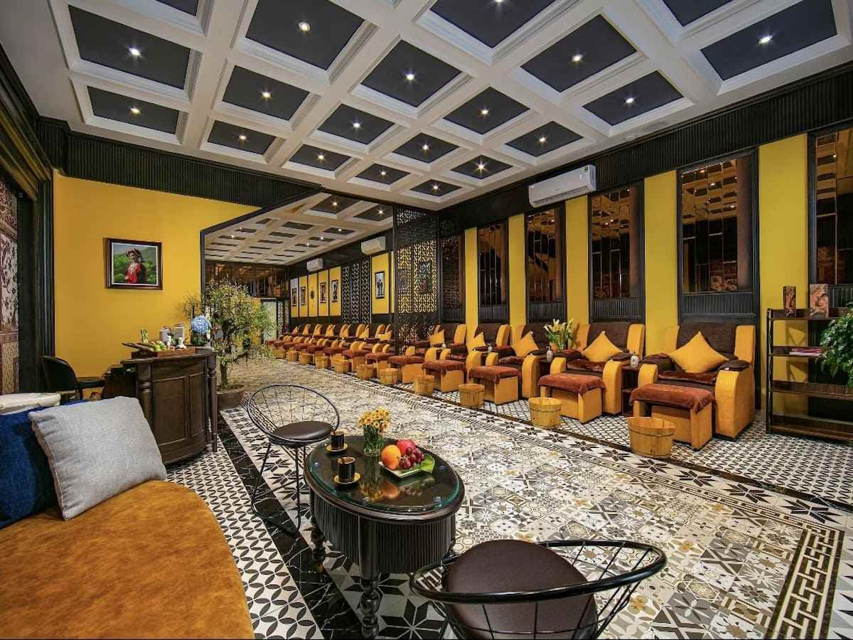 Sảnh Eden Central Hotel & Spa giữa trung tâm Sa Pa, ấm cúng và sang.