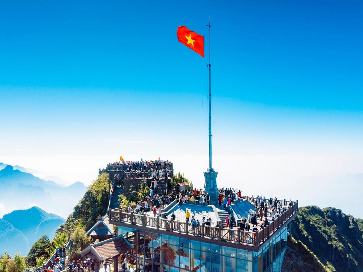 Từ Fansipan, Sa Pa mở ra biển mây hùng vĩ giữa trời xanh.