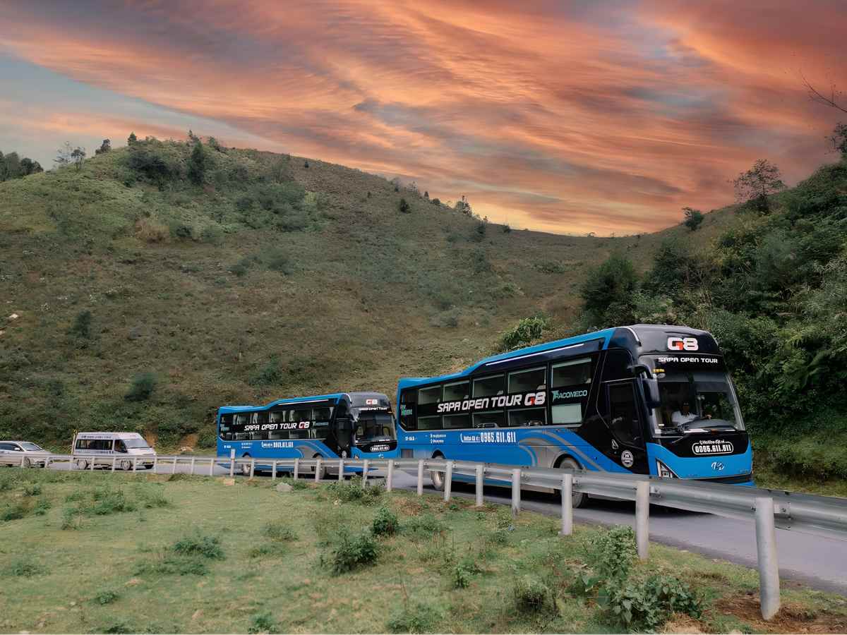 Xe khách đưa khách từ Sa Pana về Sa Pa lúc hoàng hôn