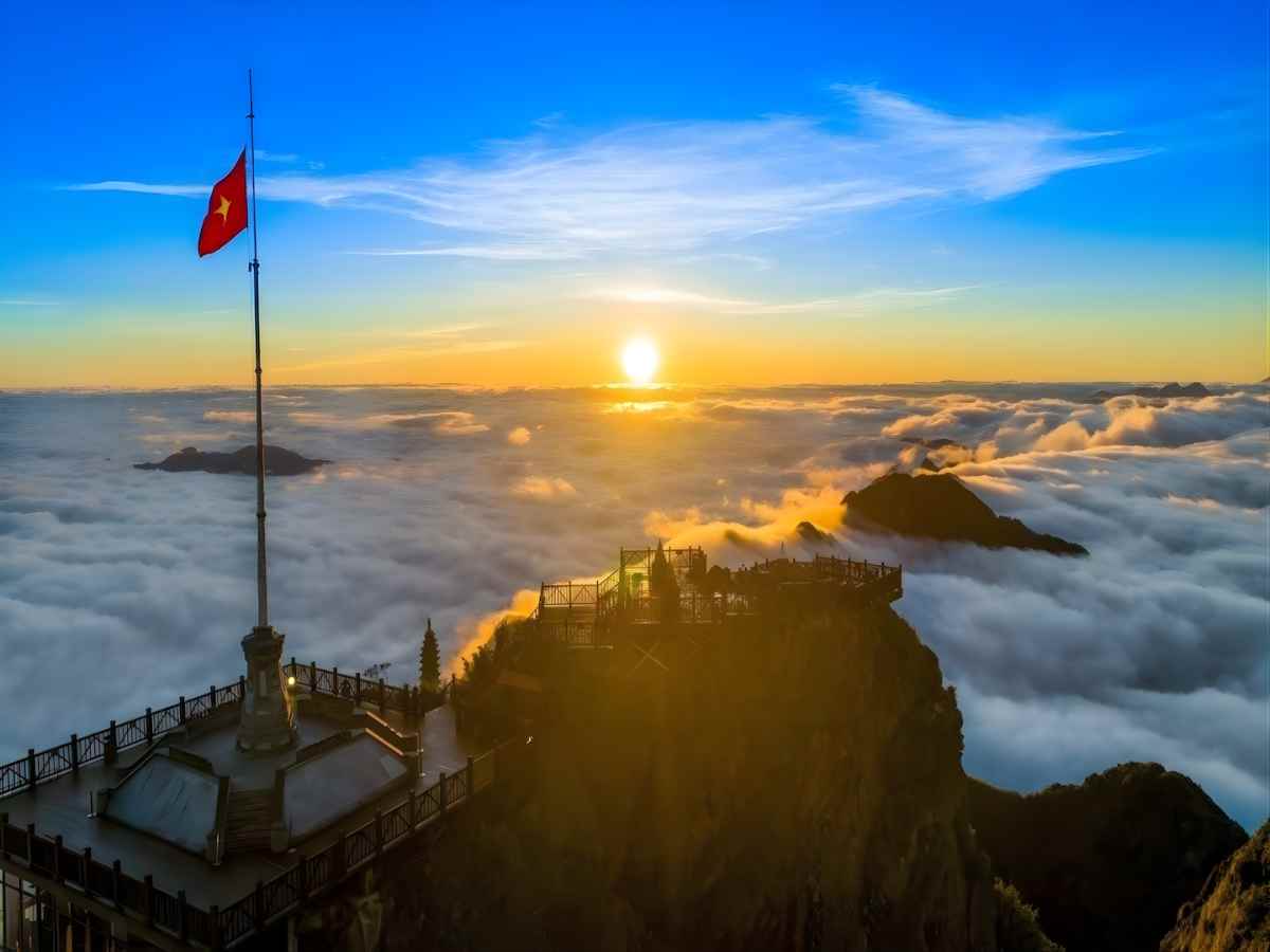 Khung cảnh Fansipan hiện lên huyền ảo giữa biển mây bồng bềnh, mang đến trải nghiệm ấn tượng cho du khách.