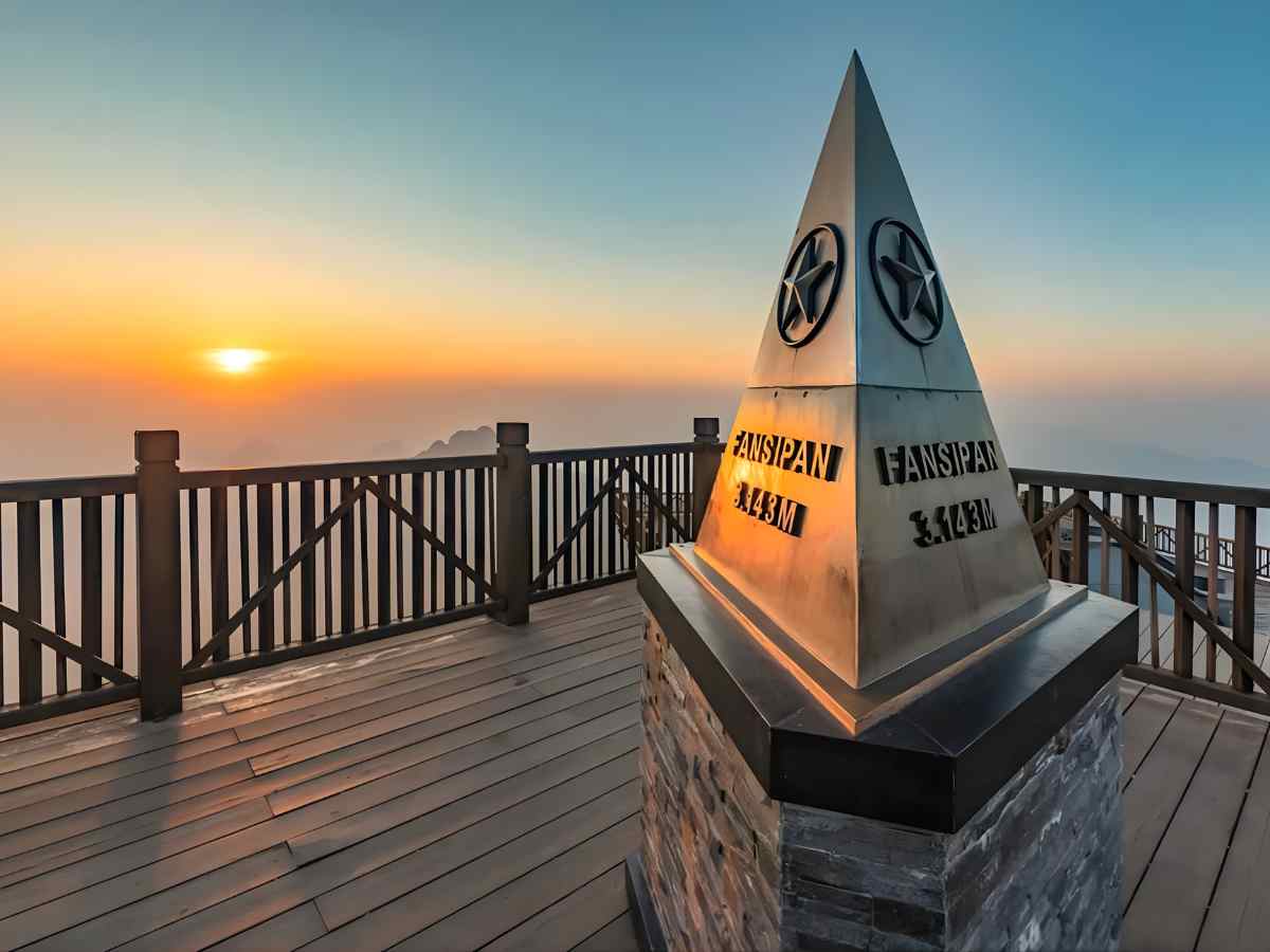 Đỉnh Fansipan sừng sững giữa biển mây bồng bềnh hứa hẹn là điểm check-in nổi bật.
