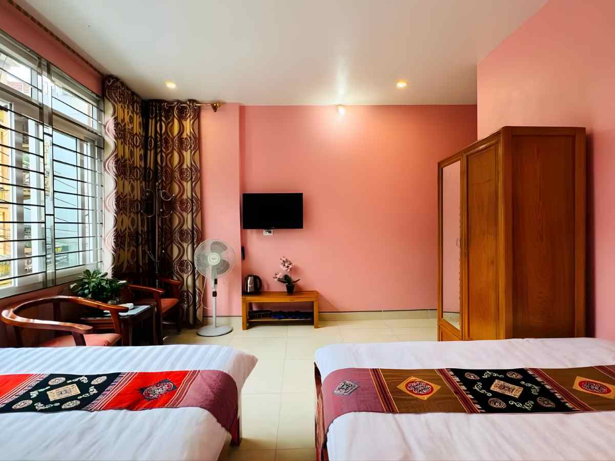 Phòng nghỉ Sa Pa Harmony gọn gàng, hai giường ấm áp cho gia đình.