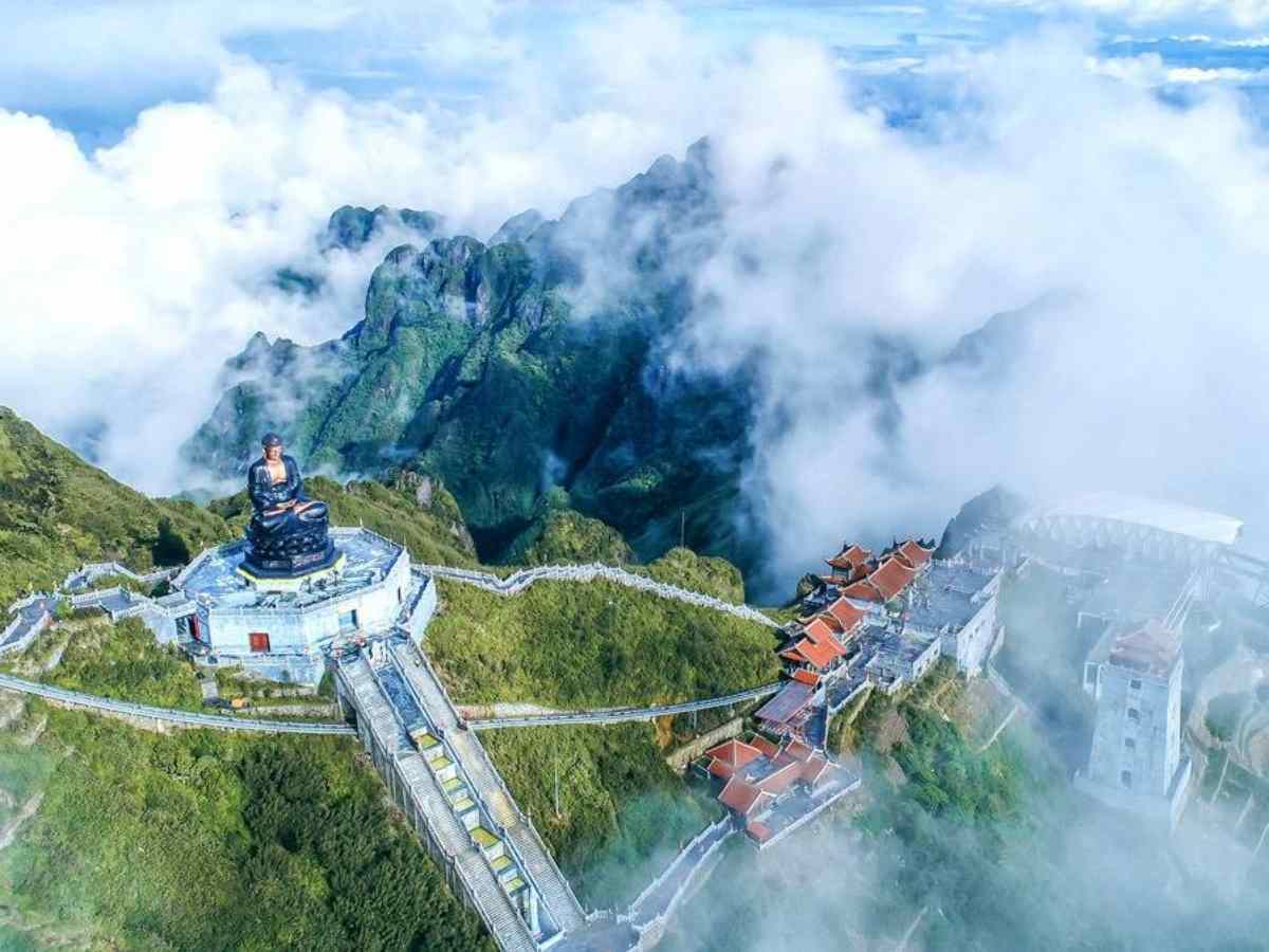 Tượng Phật A Di Đà sừng sững và nổi bật giữa quần thể tâm linh Sun World Fansipan Legend.