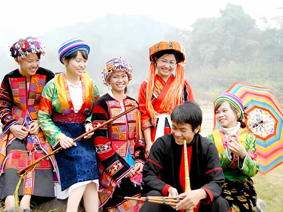 Trang phục H’Mông Sa Pa rực sắc, tôn nét duyên trong sương