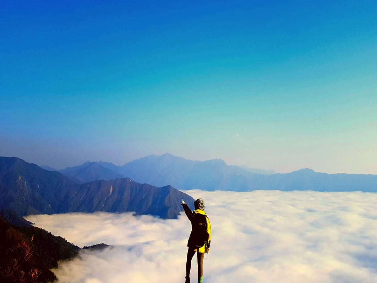 Người trekking Sa Pa đứng trên biển mây, săn khoảnh khắc bình minh.