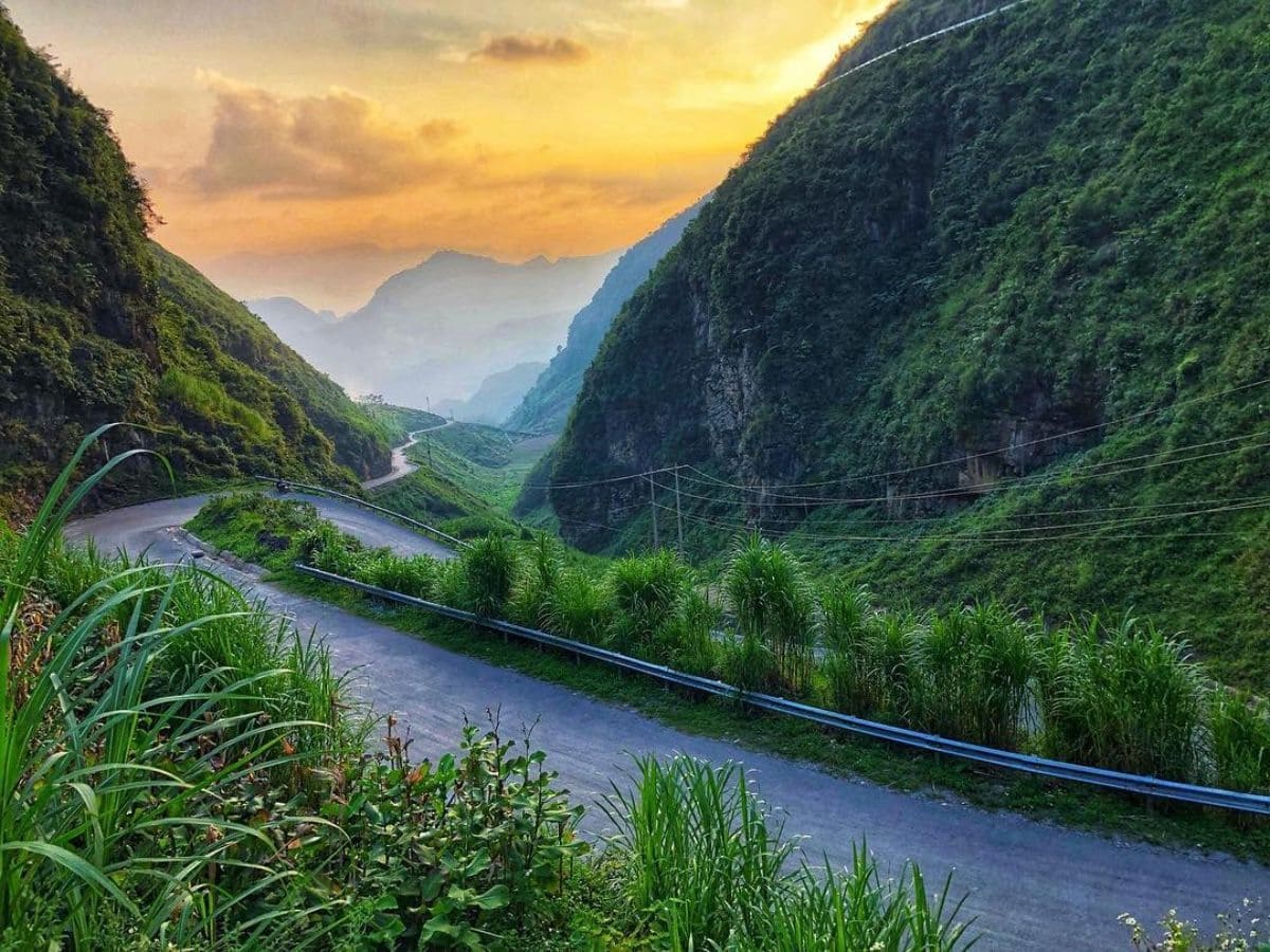 Đèo Khau Phạ mở lối giữa núi mây, dẫn tầm nhìn xuống thung lũng