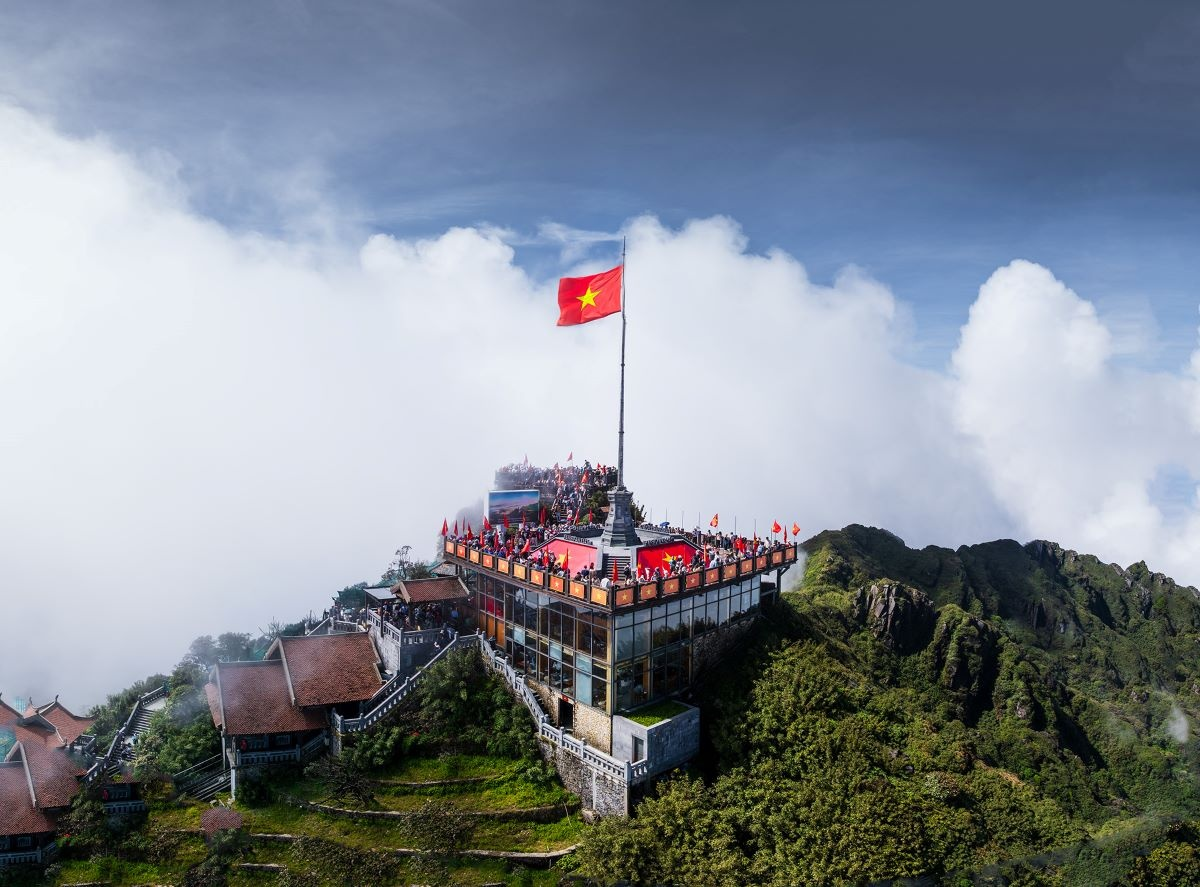 Không gian văn hóa tâm linh trên đỉnh Fansipan nổi bật giữa đất trời.
