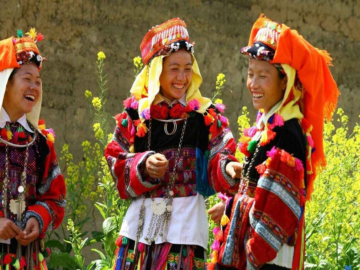 Phụ nữ Dao đỏ Sa Pa rực rỡ trang phục, thể hiện niềm vui.