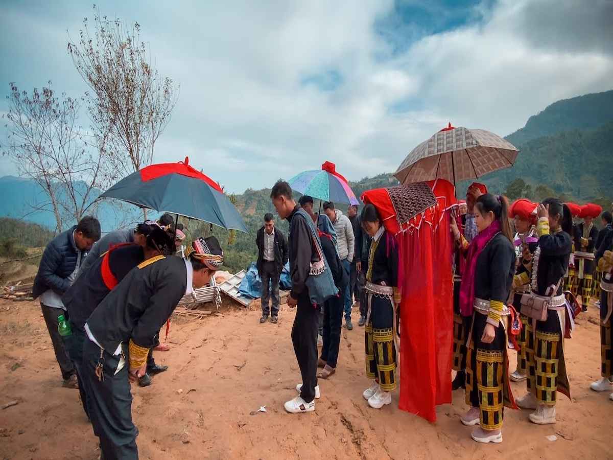 Du khách giao lưu cùng người Dao đỏ Sa Pa, tạo kết nối văn hóa.