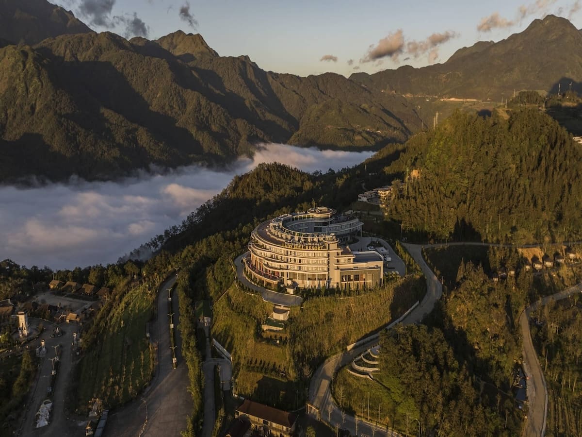 Resort nghỉ dưỡng tại Sa Pa hài hòa với cảnh quan núi cao và dãy Hoàng Liên Sơn.